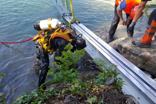 Flow measurement with maintenance rails for sensor cleaning